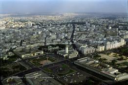 Image du Maroc Professionnelle de  La plus importante Place administrative de Casablanca se nome "Place Mohammed V" en hommage au Roi libérateur du pays, à la place d’honneur la wilaya de la ville reconnaissable à sa tour et à sa gauche le Tribunal de Première Instance de Casablanca cette photographie d'Août 1988 bien avant la disparition de l'ancienne fontaine lumineuse et musicale qui était la plus importante attraction du centre ville de la cité blanche. Jeudi 10 Novembre 1988. (Photo / Abdeljalil Bounhar) 